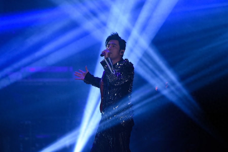 周杰伦嘉兴演唱会,真爱粉冒寒风观看!