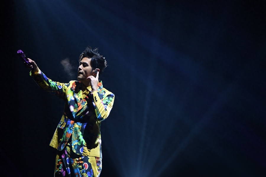 周杰伦嘉兴演唱会,真爱粉冒寒风观看!