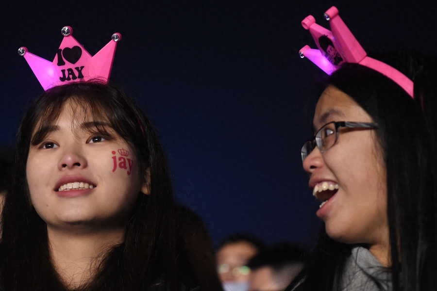 周杰伦嘉兴演唱会,真爱粉冒寒风观看!