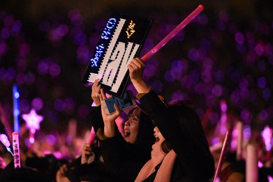 周杰伦嘉兴演唱会,真爱粉冒寒风观看!