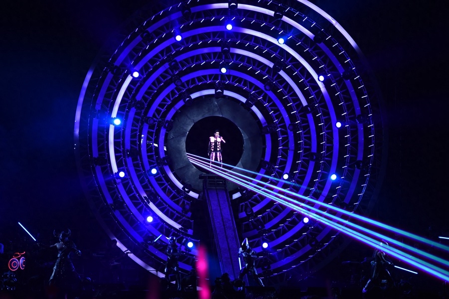 周杰伦嘉兴演唱会,真爱粉冒寒风观看!