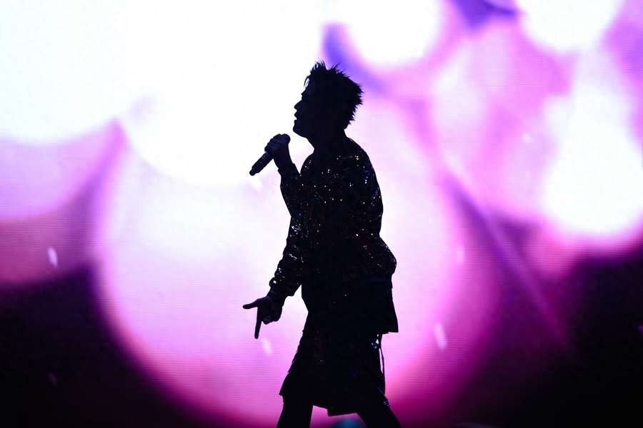 周杰伦嘉兴演唱会,真爱粉冒寒风观看!