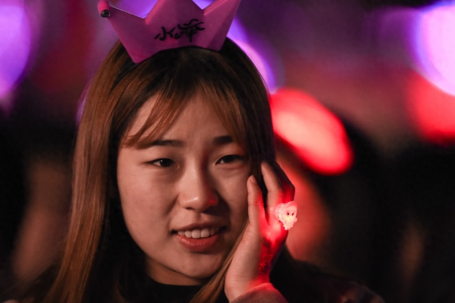 周杰伦嘉兴演唱会,真爱粉冒寒风观看!