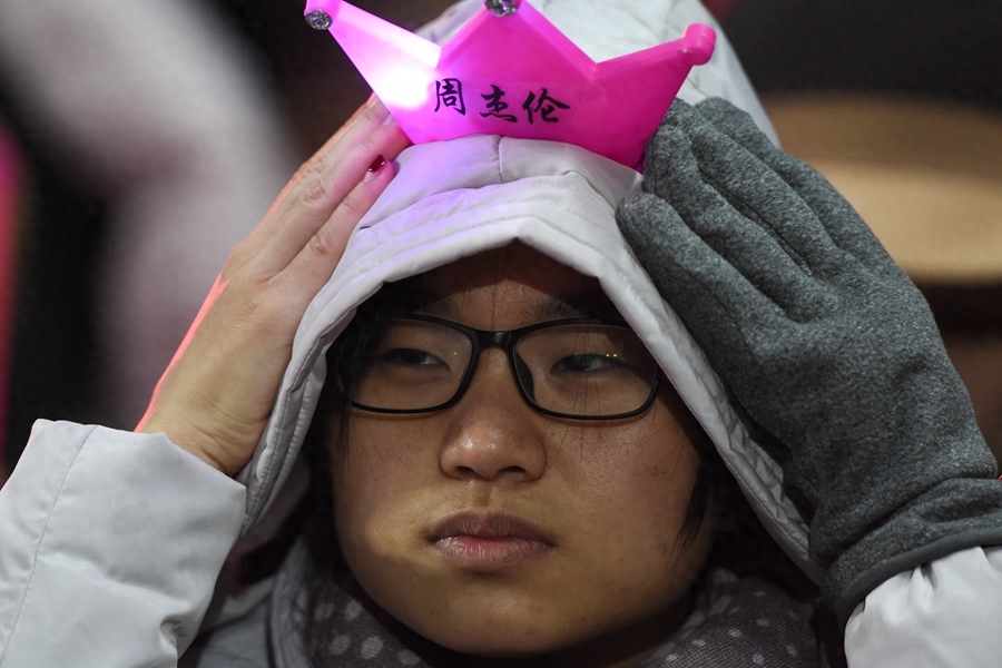 周杰伦嘉兴演唱会,真爱粉冒寒风观看!