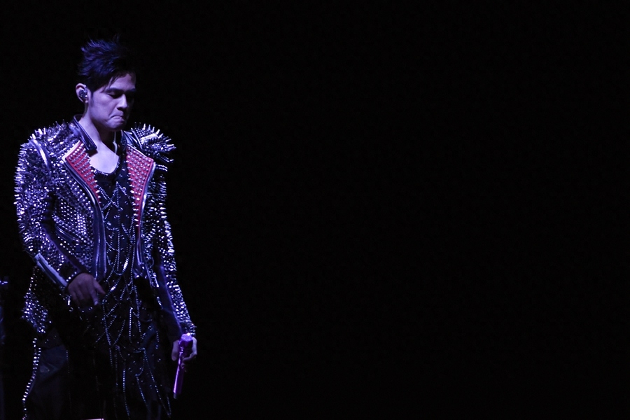 周杰伦嘉兴演唱会,真爱粉冒寒风观看!