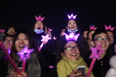 ​周杰伦嘉兴演唱会，真爱粉冒寒风观看！