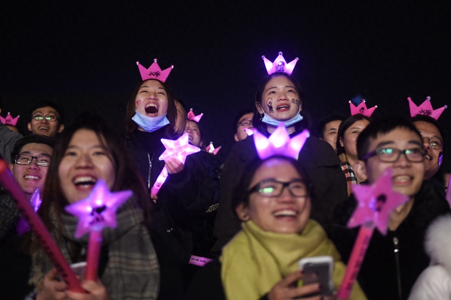 周杰伦嘉兴演唱会,真爱粉冒寒风观看!