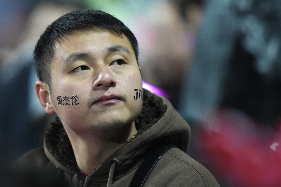 周杰伦嘉兴演唱会,真爱粉冒寒风观看!