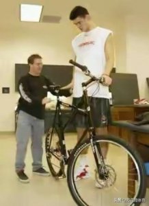 ​姚明现在座驾是什么车（姚明的自行车霍华德的宾利）