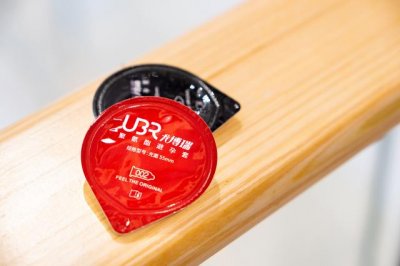 ​避孕套橡胶和聚氨酯哪个好（新手第一次如何选择小雨伞）