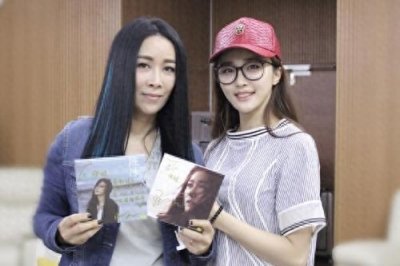 陈冰一家近照,富商爸爸身家30亿,与50岁妈妈逛街被认成姐妹