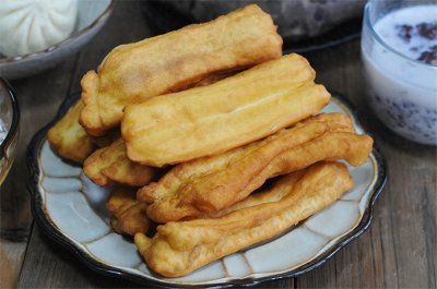 ​油条最简单的做法，只需面粉和鸡蛋，炸1锅成本5块钱，全家爱