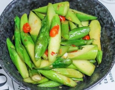 ​炒芦笋时要不要焯水？多数人没弄明白，难怪没有饭店里的好吃