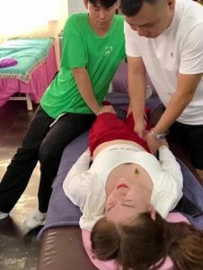 ​《女子按摩遭遇不堪经历，男技师行为令人发指，警方已介入调查》