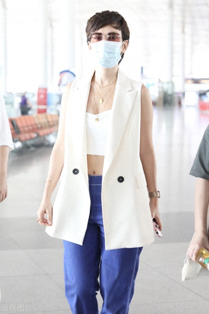 抹胸背心+马甲,卢倩珊干练帅气,也太敢穿了吧