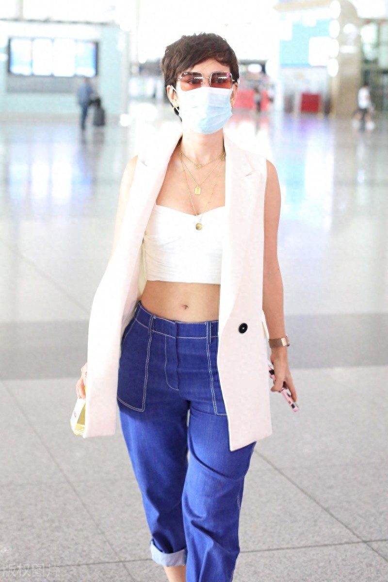 抹胸背心+马甲,卢倩珊干练帅气,也太敢穿了吧