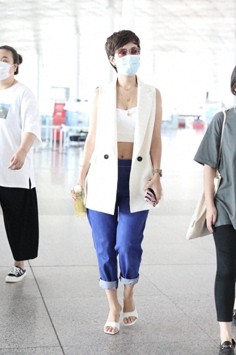 抹胸背心+马甲,卢倩珊干练帅气,也太敢穿了吧