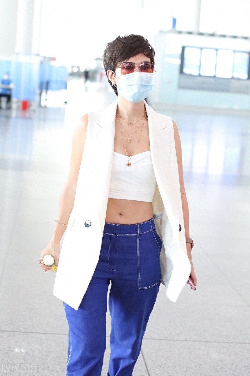 抹胸背心+马甲,卢倩珊干练帅气,也太敢穿了吧