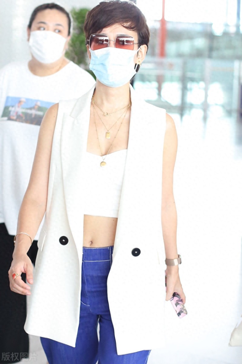 抹胸背心+马甲,卢倩珊干练帅气,也太敢穿了吧