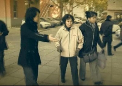 ​2010年，梁再冰参加弟弟梁从诫的葬礼，神情难掩悲痛，姐弟情深