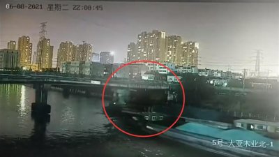 ​江苏丹阳发生一水上交通事故，桥面断裂无法通航