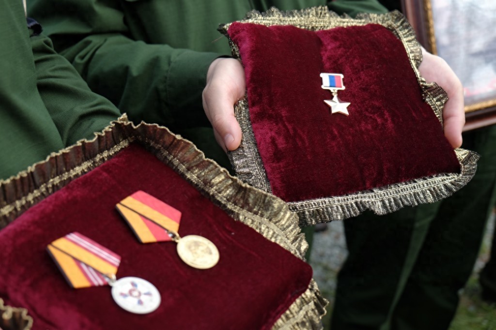 “俄罗斯英雄”普罗霍连科的葬礼在家乡奥伦堡举行