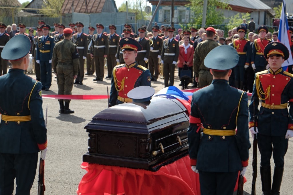 “俄罗斯英雄”普罗霍连科的葬礼在家乡奥伦堡举行