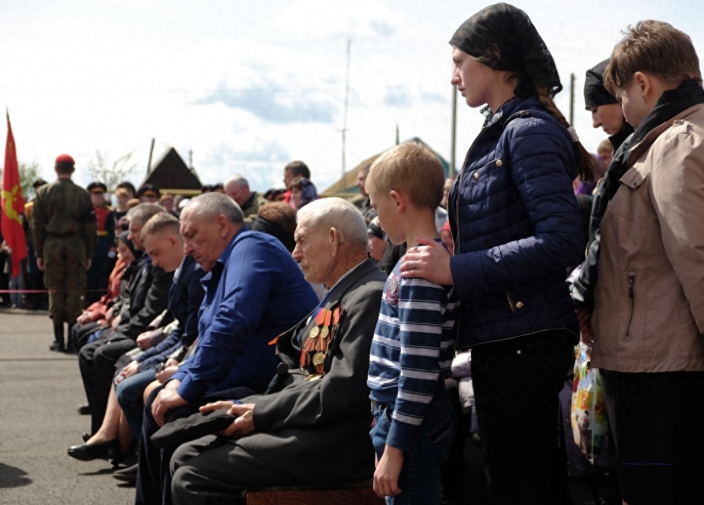 “俄罗斯英雄”普罗霍连科的葬礼在家乡奥伦堡举行