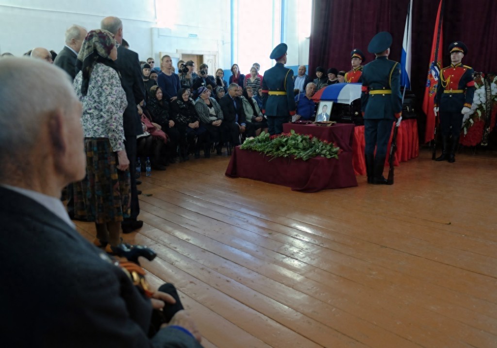 “俄罗斯英雄”普罗霍连科的葬礼在家乡奥伦堡举行