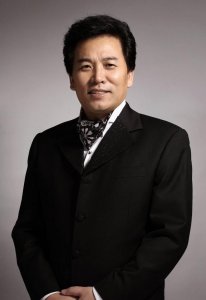 ​歌唱家佟铁鑫：一婚失败独自抚养儿子，二婚娶女富豪，收获幸福