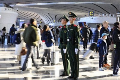 ​请放心！武警护航回乡路