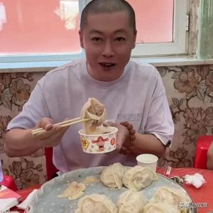 ​《乡村爱情》“谢永强”母亲做开颅手术，母子俩一起剃了光头