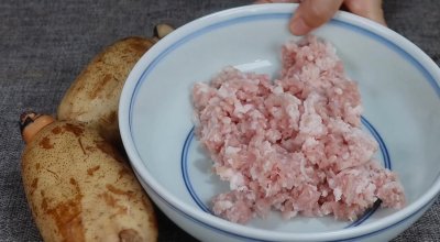 ​冬天多吃莲藕最养人，教你这道莲藕圆子，软糯鲜嫩，饭店都吃不到