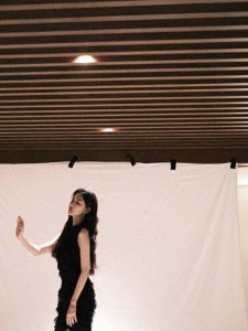 ​孟子义穿抹胸裙性感迷人 拿化妆镜遮脸娇羞可爱