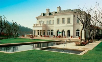 ​晒晒乔欣上海的豪宅，浴室跟客厅差不多大，名牌包包每天轮着换