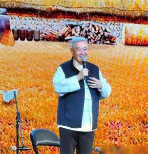 ​赵本山穿花衣出席聚会，坐靠门口位置遭吐槽，手抓食物吃得好爽！