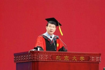 ​饶毅在北大毕业典礼演讲，236秒获9次掌声，直言搞科研不如搞关系