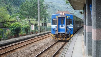 ​台湾昔日“铁道功臣”蓝皮火车：与大陆绿皮车一样，承载时代的记忆