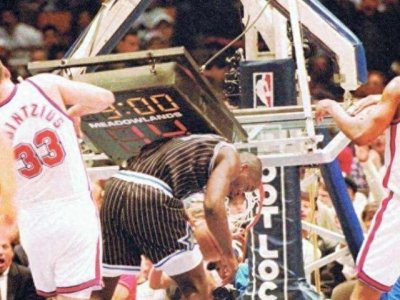 ​奥尼尔真的扣碎过篮板？一人曾经做到过两次，乔丹比奥尼尔还狠