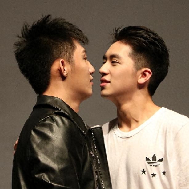 许魏洲，黄景瑜虽然靠《上瘾》火了！但是现实中还是沈氏夫夫幸福