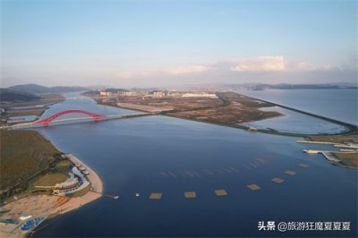 ​宁波靠海却鲜有沙滩，仅梅山湾一枝独秀，形成1.88千米绝美海岸