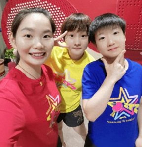 ​26岁何卓佳一夜爆红！她对孙颖莎做的这3件事，让人想哭