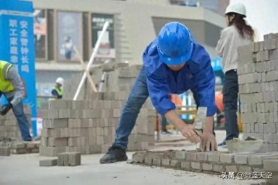 ​老丈人跟着女婿干活竟然逆龄成长，他的秘密是什么？