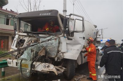 ​事故路段又出事故，水泥罐车追尾半挂货车，司机被困，事发安徽阜阳