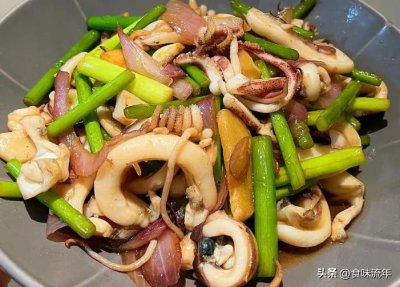 荤素解馋的青椒洋葱炒鱿鱼,做法简单又好吃,吃了一次还想吃