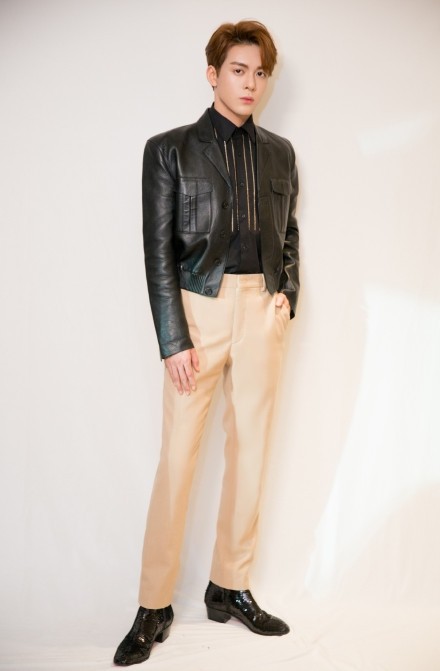 皮衣出场超A，曾舜晞五官太精致了，长腿男孩们快get同款吧