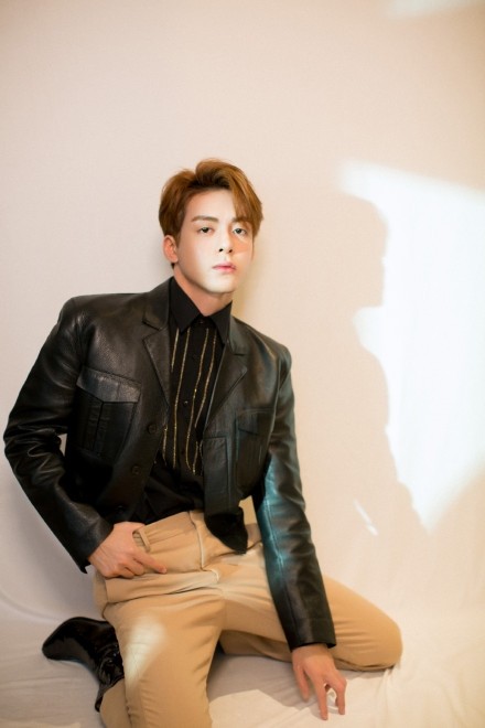 皮衣出场超A，曾舜晞五官太精致了，长腿男孩们快get同款吧