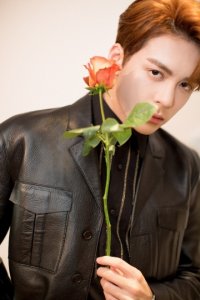 ​皮衣出场超A，曾舜晞五官太精致了，长腿男孩们快get同款吧