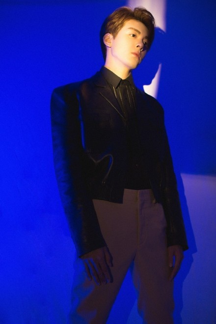 皮衣出场超A，曾舜晞五官太精致了，长腿男孩们快get同款吧