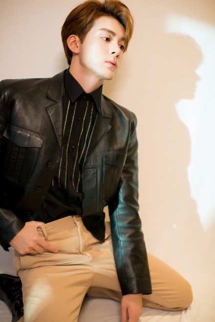 皮衣出场超A，曾舜晞五官太精致了，长腿男孩们快get同款吧